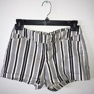 💙3/$20 Vertical striped shorts! 🤍🖤